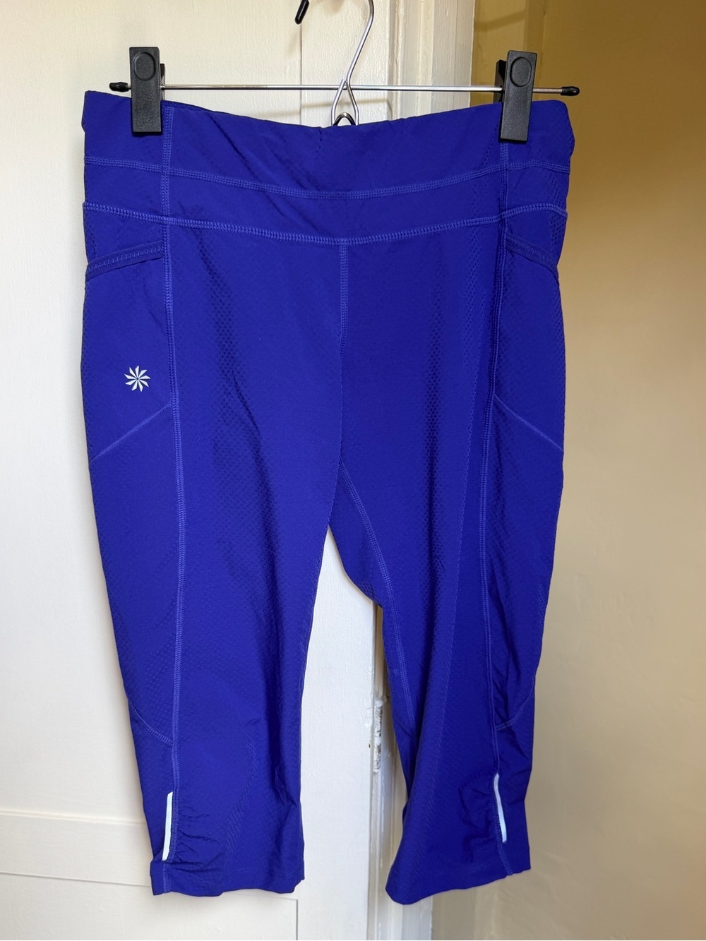 Athleta Dobby Be Free Knicker Small Vibrant Cobalt Capri Leggings Pockets